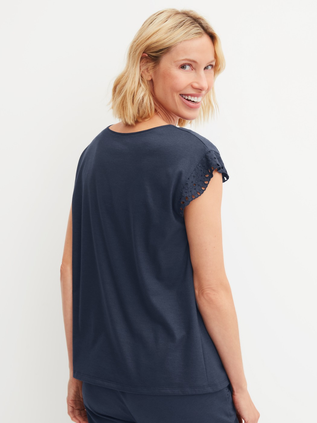 Le mannequin Femme porte le/la T-shirt à manches courtes et manches papillon en Coton de couleur Bleu, Unicolore, de la série Favourites Tiles de CALIDA, Vue arrière