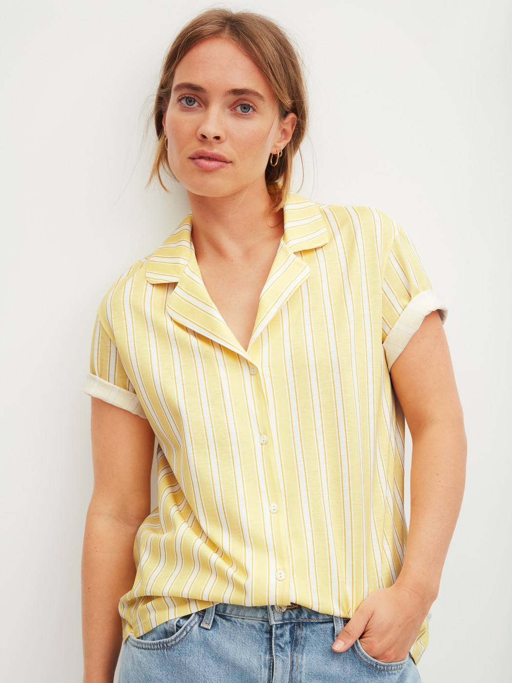 La modella / Il modello Donna indossa Camicia a maniche corte con bottoni in 100% cotone di colore Giallo, A righe, della serie Favourites Ocean di CALIDA, Immagine aggiuntiva