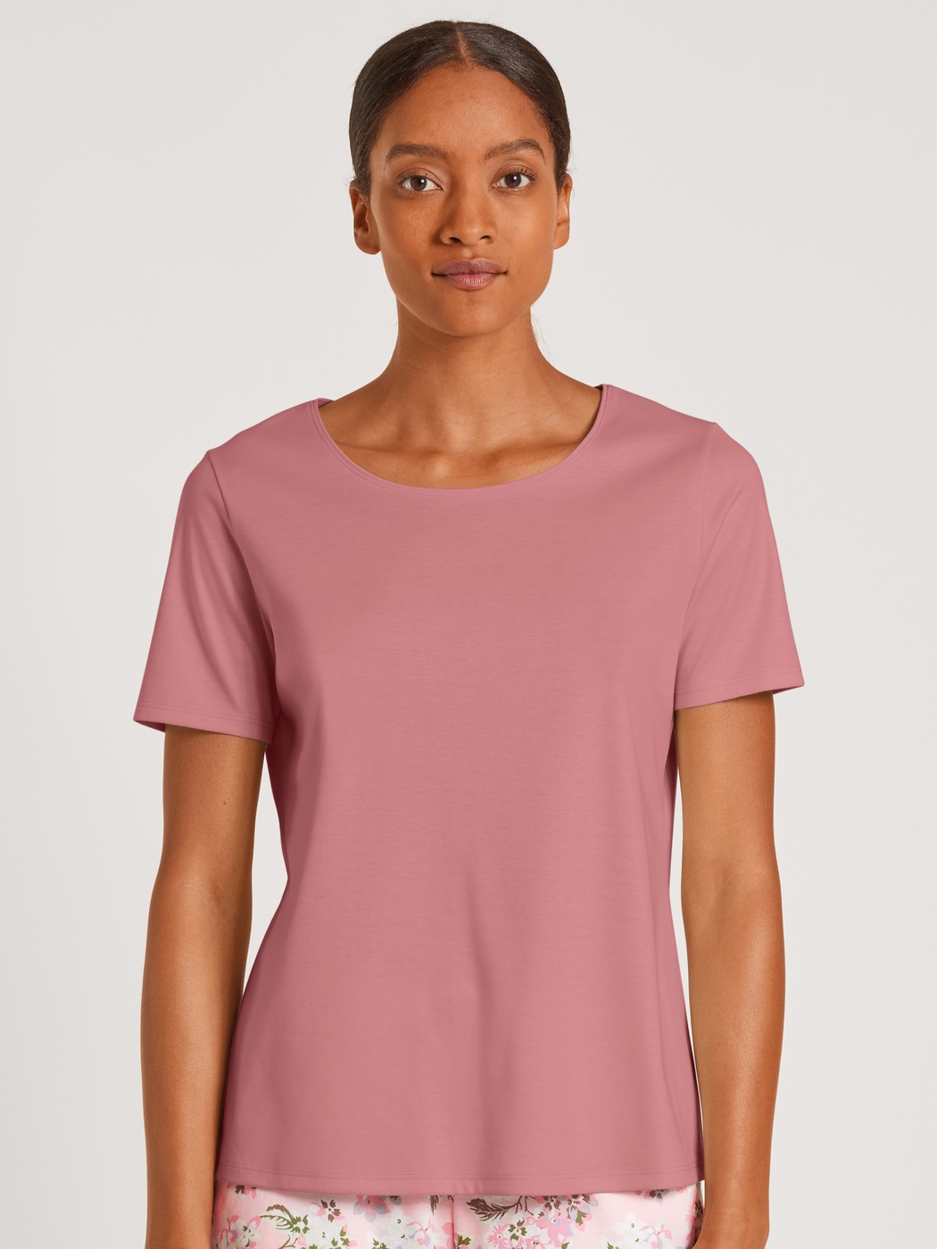 Damen-Model trägt Kurzarm-Shirt aus 100% Baumwolle in Rosa, Einfarbig aus Serie Favourites Xtra von CALIDA, Vorderansicht