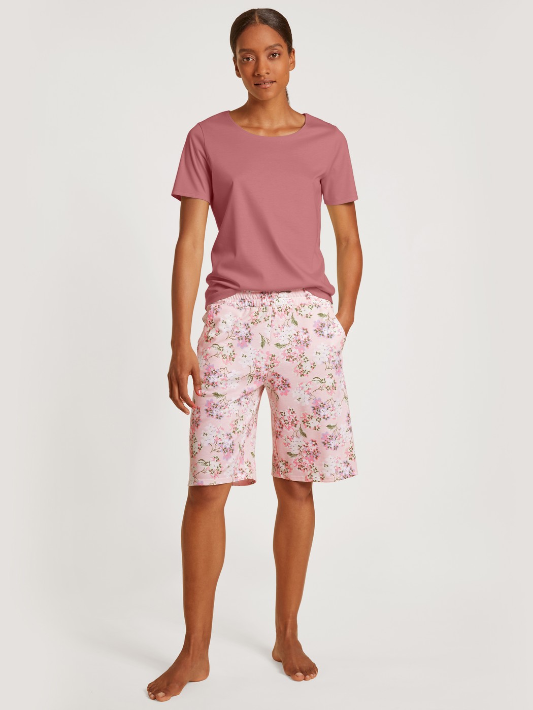 Damen-Model trägt Kurzarm-Shirt aus 100% Baumwolle in Rosa, Einfarbig aus Serie Favourites Xtra von CALIDA, Outfit