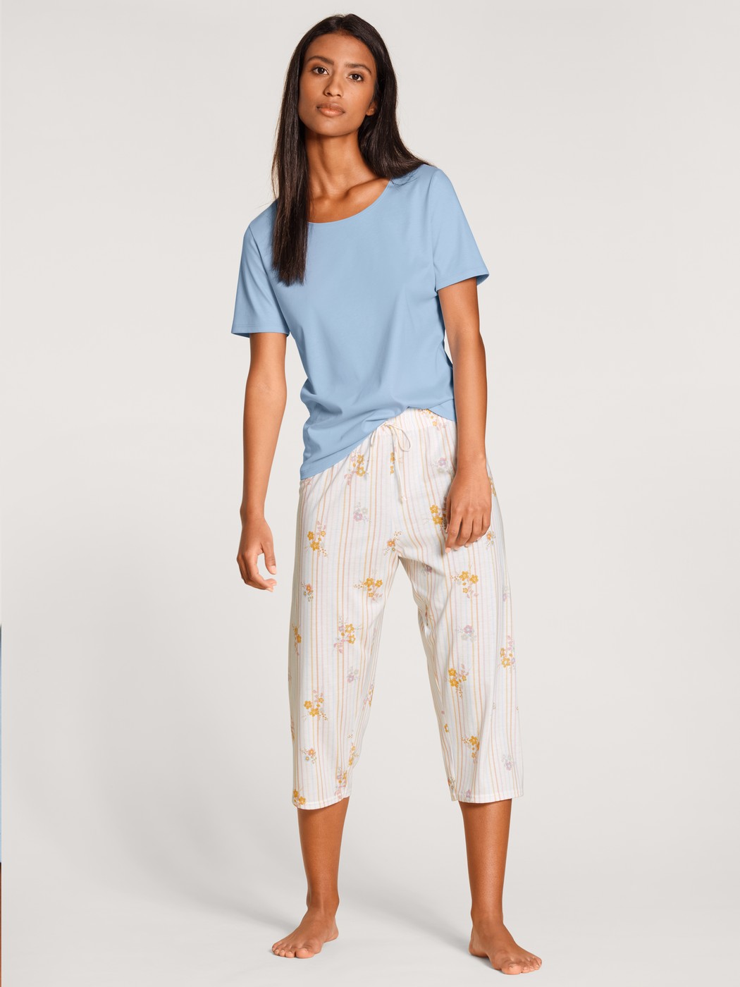 Damen-Model trägt Kurzarm-Shirt aus 100% Baumwolle in Blau, Einfarbig aus Serie Favourites Sunflower von CALIDA, Outfit, Vorderansicht