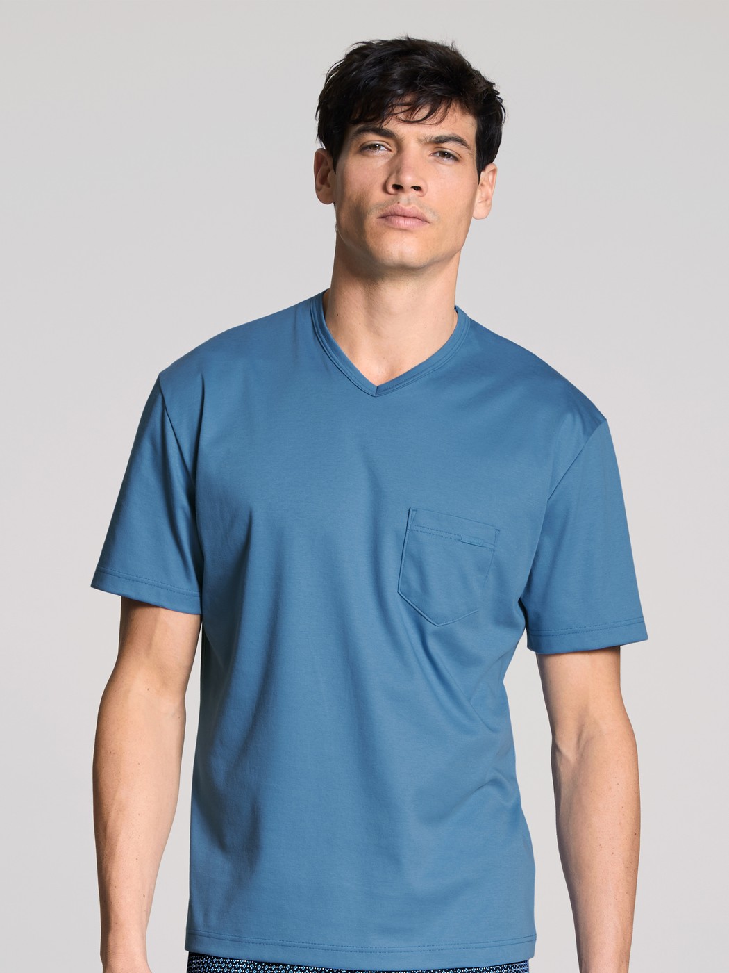 Herren-Model trägt Kurzarm-Shirt aus 100% Baumwolle in Blau, Einfarbig aus Serie Remix Xtra von CALIDA, Vorderansicht