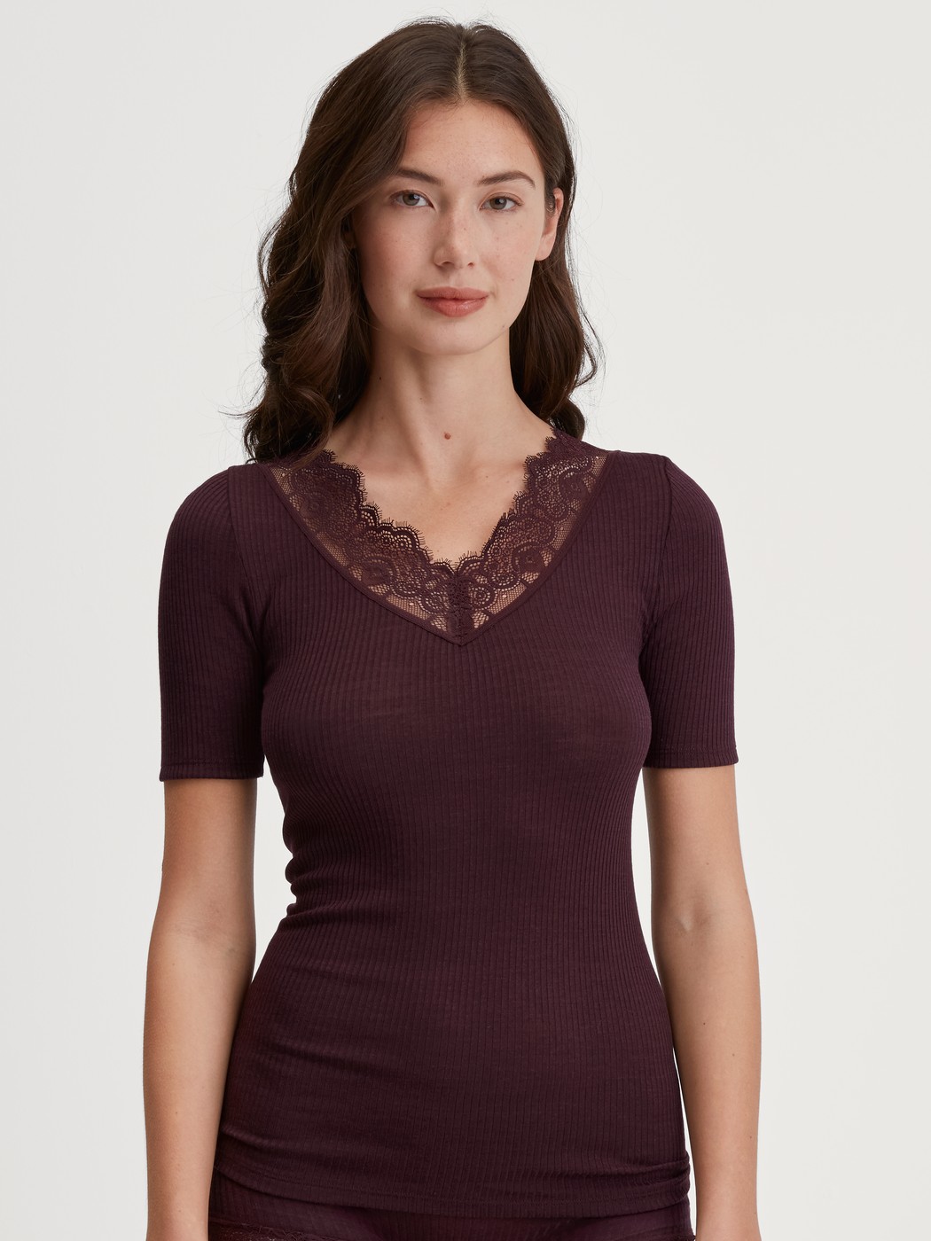 Damen-Model trägt Kurzarm-Shirt aus Wolle-Seide aus Wolle in Rot, Spitze aus Serie Silky Wool Joy von CALIDA, Vorderansicht