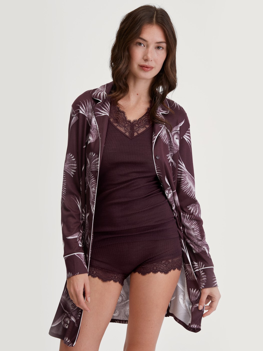 Damen-Model trägt Kurzarm-Shirt aus Wolle-Seide aus Wolle in Rot, Spitze aus Serie Silky Wool Joy von CALIDA, Zusatzbild