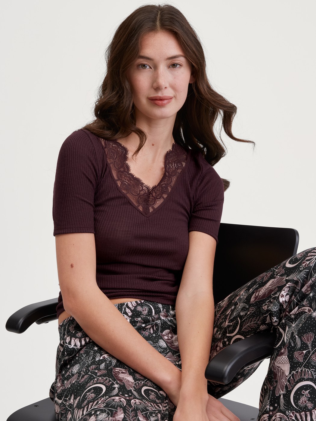 Damen-Model trägt Kurzarm-Shirt aus Wolle-Seide aus Wolle in Rot, Spitze aus Serie Silky Wool Joy von CALIDA, Vorderansicht