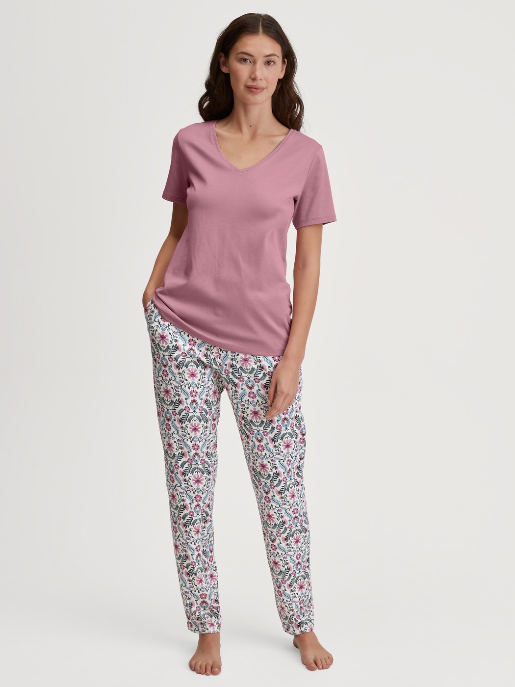 Le mannequin Femme porte le/la T-shirt à manches courtes en 100% coton de couleur Rose, Unicolore, de la série Favourites Botanic de CALIDA, Tenue