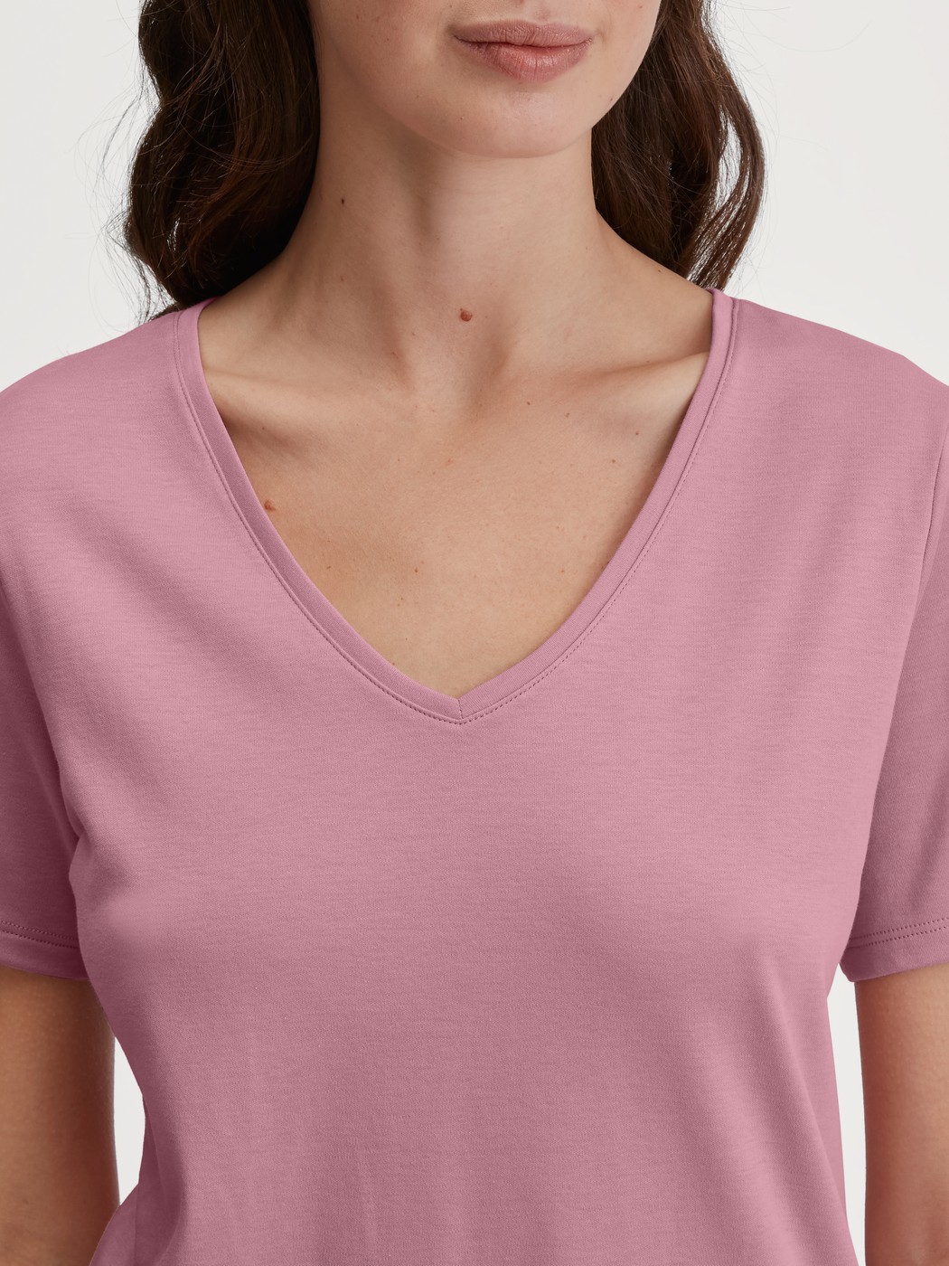 Le mannequin Femme porte le/la T-shirt à manches courtes en 100% coton de couleur Rose, Unicolore, de la série Favourites Botanic de CALIDA, Détail