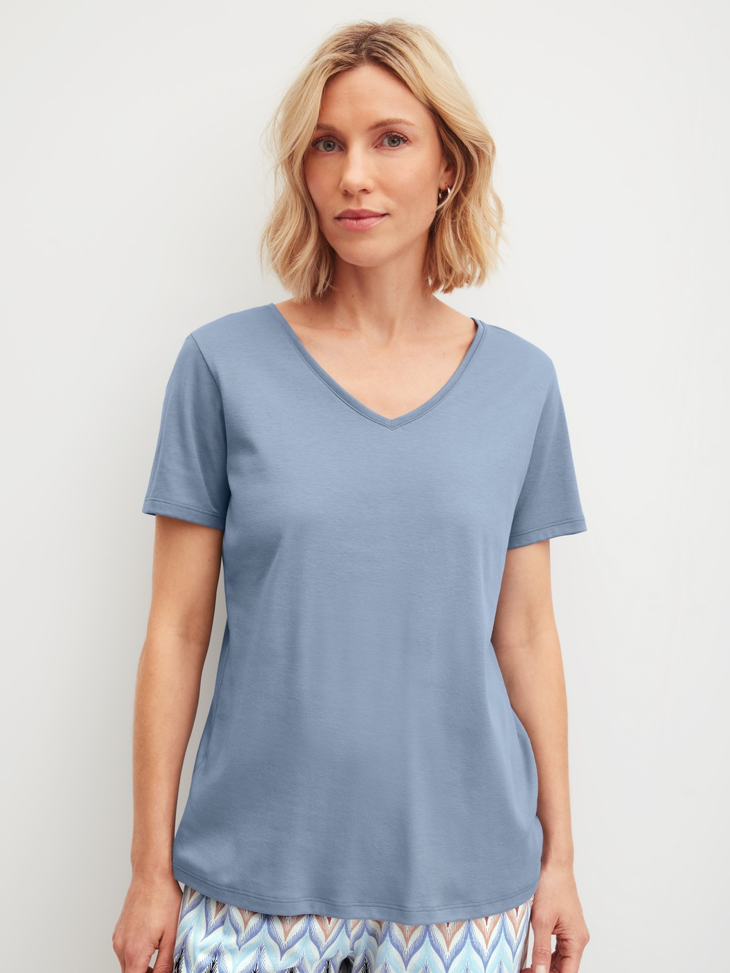 Damen-Model trägt Kurzarm-Shirt aus 100% Baumwolle in Blau, Einfarbig aus Serie Favourites Tiles von CALIDA, Vorderansicht