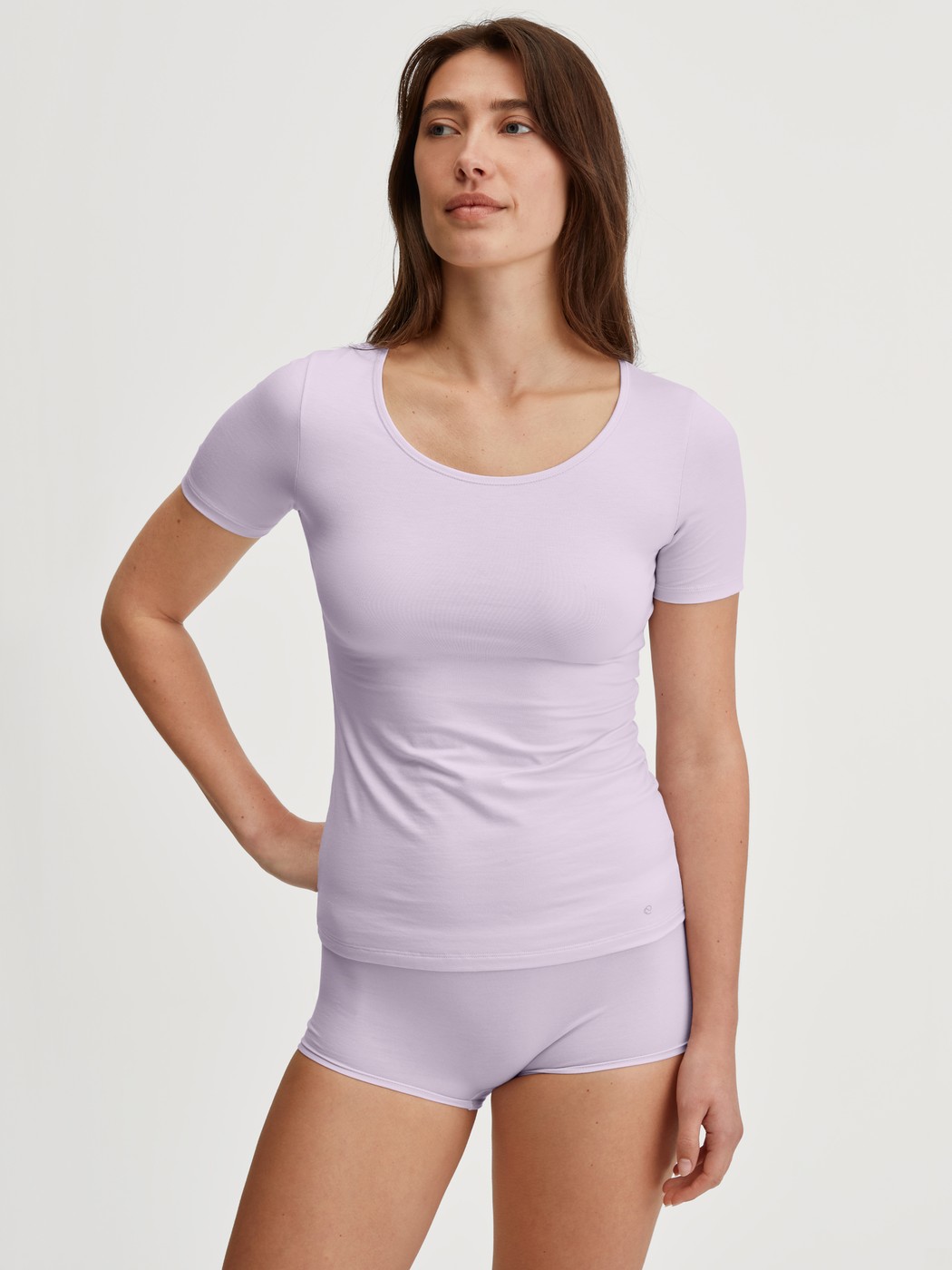 Damen-Model trägt T-Shirt, Rundhals aus Baumwolle in Violett, Einfarbig aus Serie Natural Comfort von CALIDA, Vorderansicht