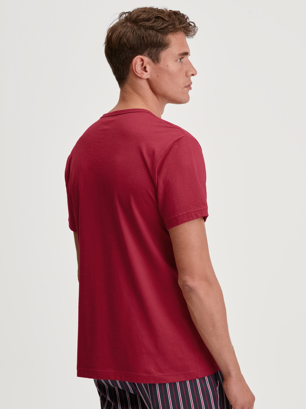 Men model is wearing Short-sleeved shirt made of 100% Cotton in Red, Unicoloured from the Remix Basic Sleep series by CALIDA, Front view