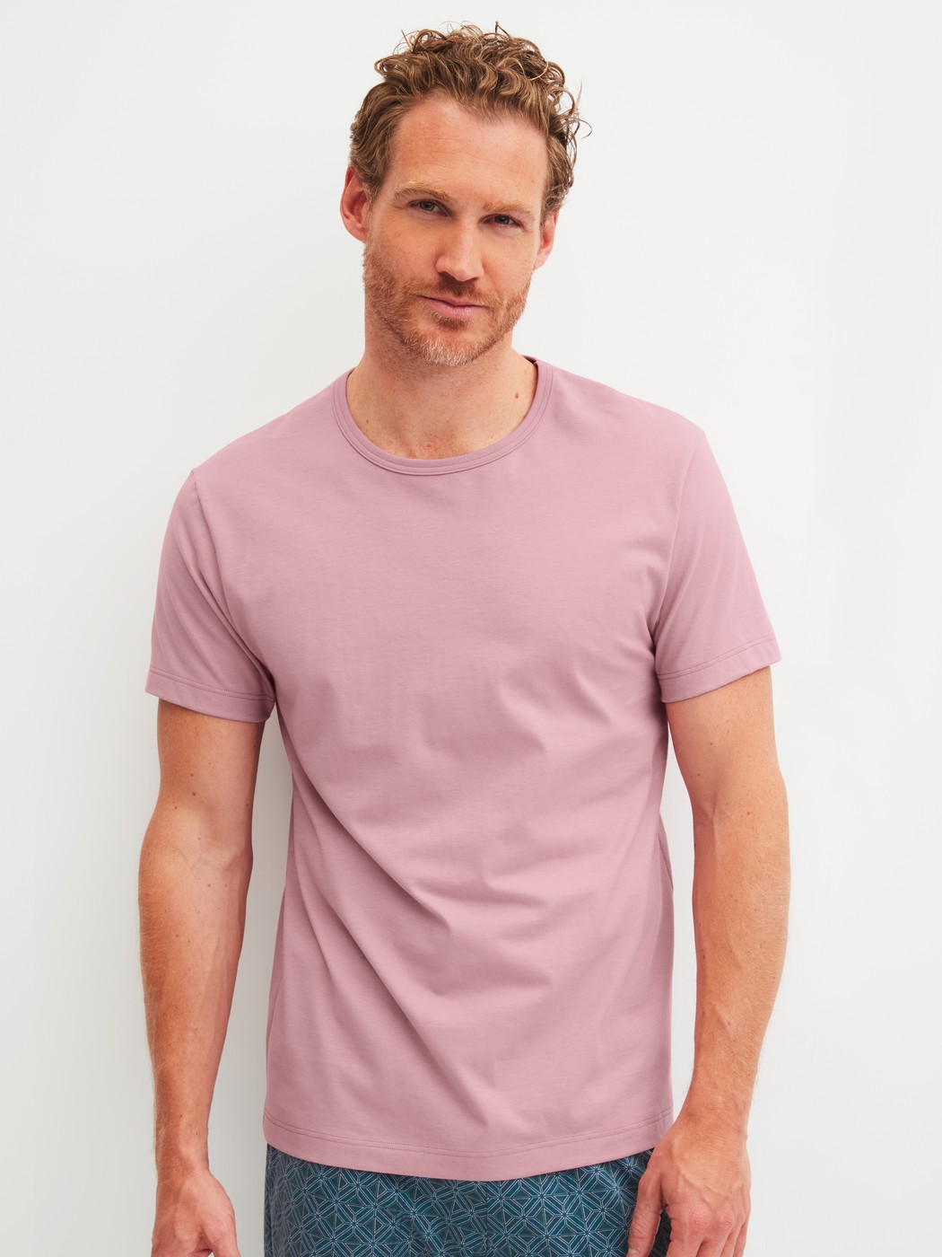 La modella / Il modello Uomo indossa Maglietta a maniche corte in 100% cotone di colore Viola, Tinta unita, della serie RMX Sleep Leisure di CALIDA, Vista frontale