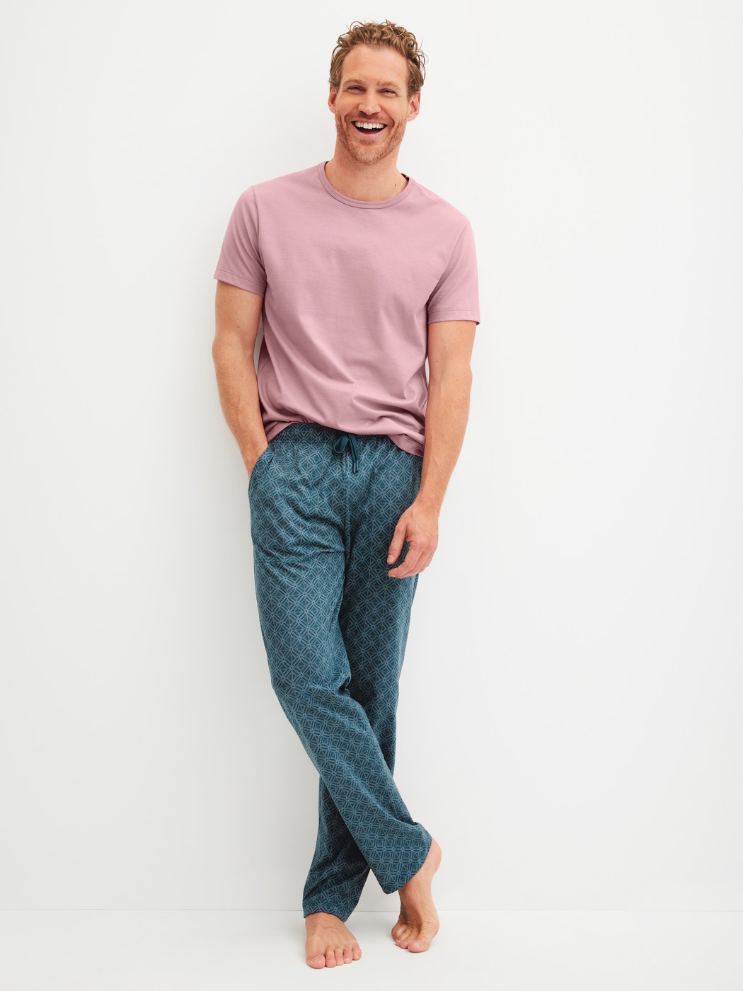 La modella / Il modello Uomo indossa Maglietta a maniche corte in 100% cotone di colore Viola, Tinta unita, della serie RMX Sleep Leisure di CALIDA, Abbigliamento