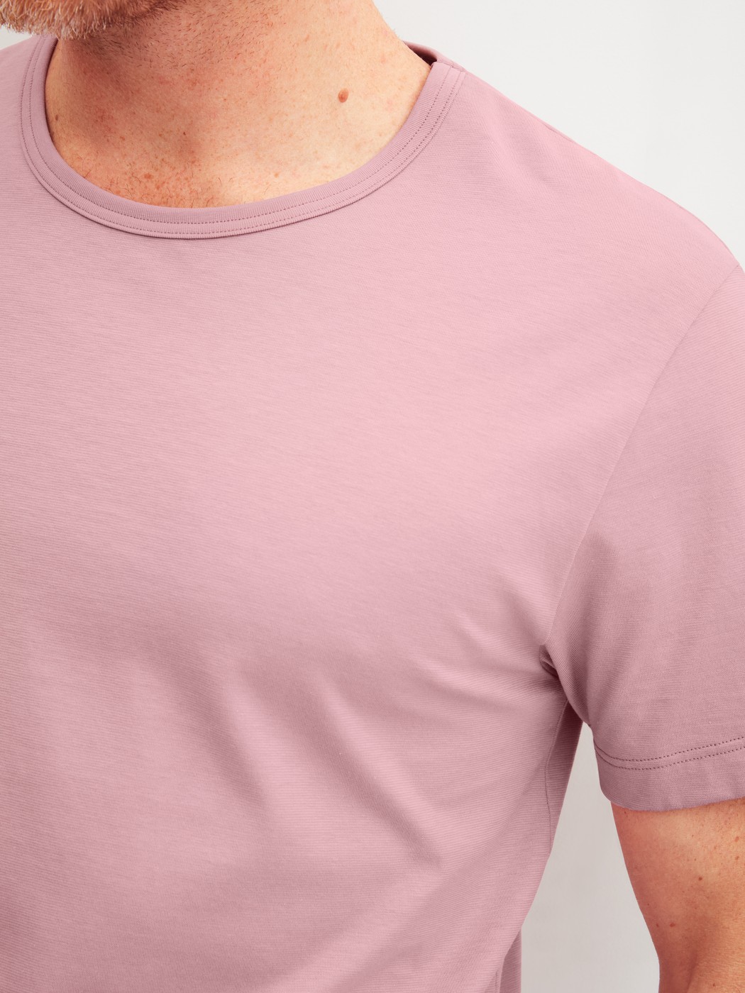 La modella / Il modello Uomo indossa Maglietta a maniche corte in 100% cotone di colore Viola, Tinta unita, della serie RMX Sleep Leisure di CALIDA, Dettaglio