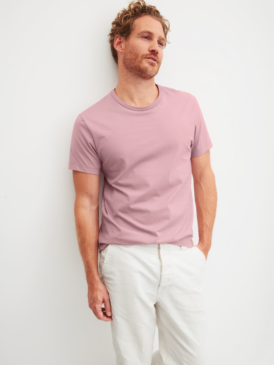 La modella / Il modello Uomo indossa Maglietta a maniche corte in 100% cotone di colore Viola, Tinta unita, della serie RMX Sleep Leisure di CALIDA, Immagine aggiuntiva