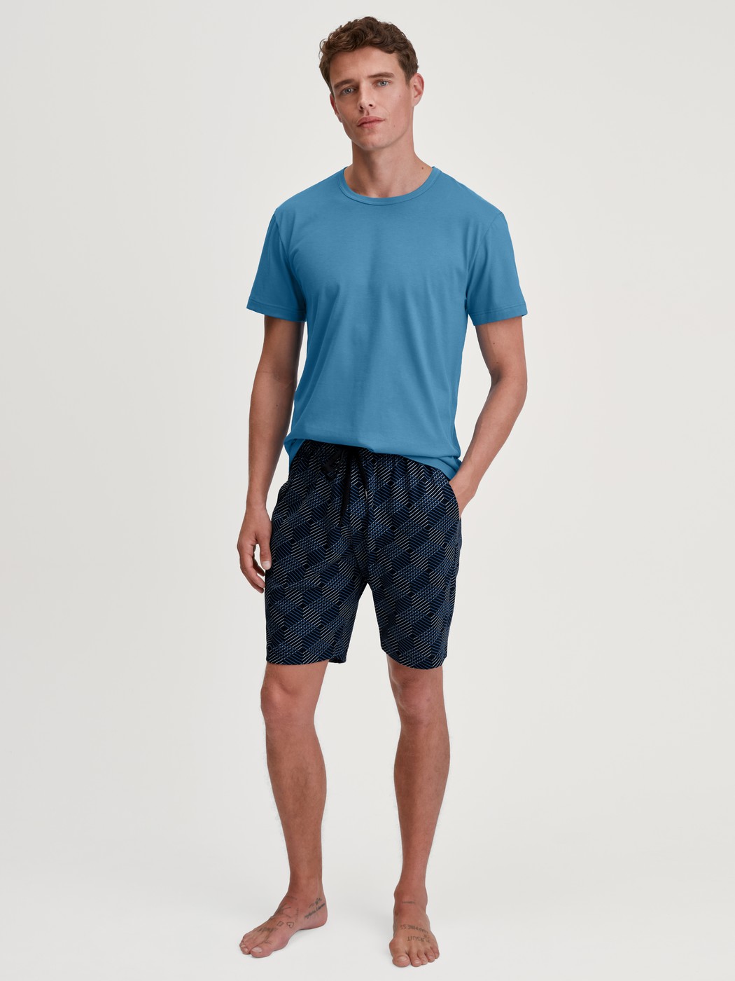 Men model is wearing Short-sleeved shirt made of 100% Cotton in Blue, Unicoloured from the RMX Sleep Leisure series by CALIDA, Outfit