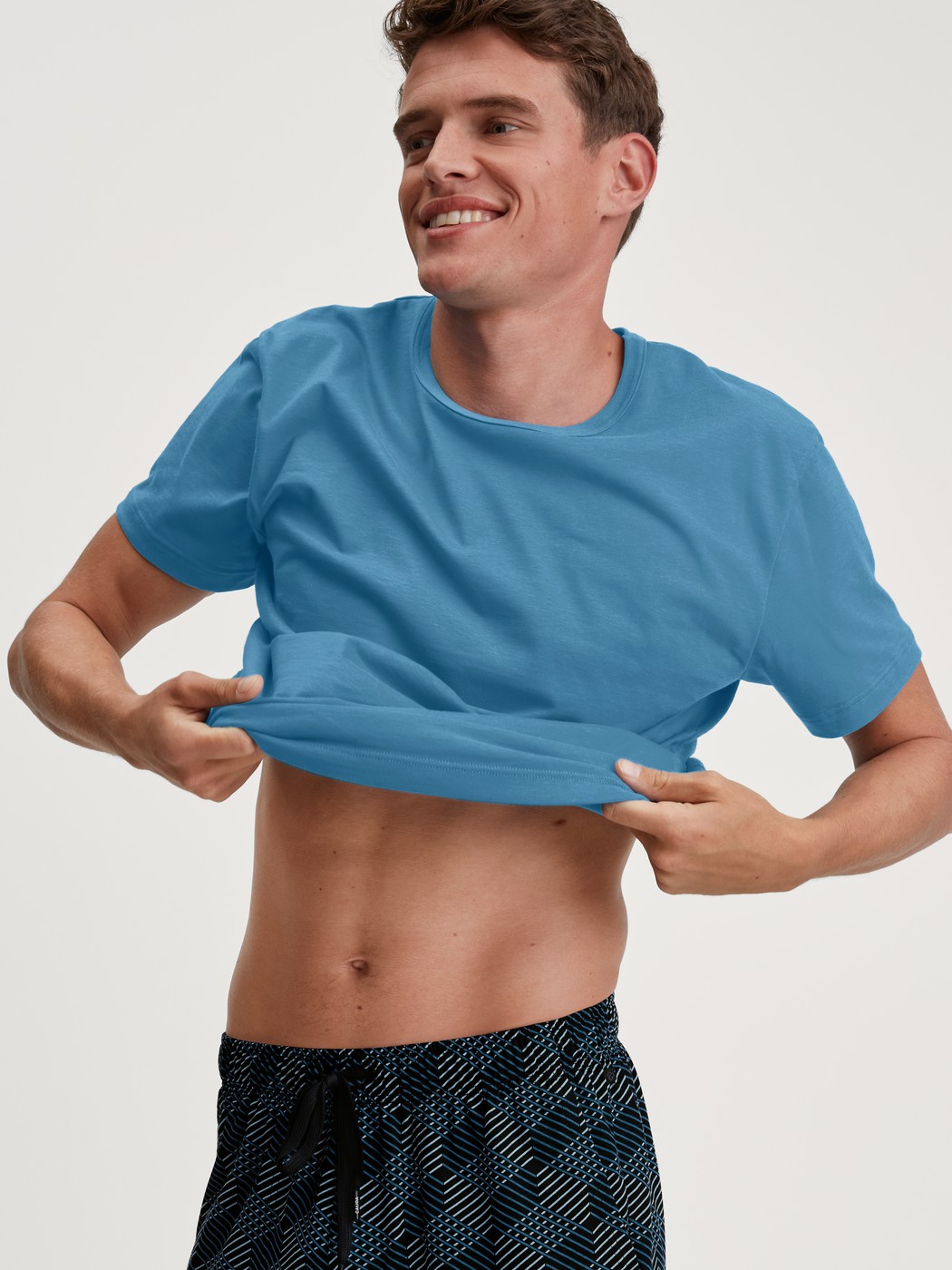Men model is wearing Short-sleeved shirt made of 100% Cotton in Blue, Unicoloured from the RMX Sleep Leisure series by CALIDA, Additional Image