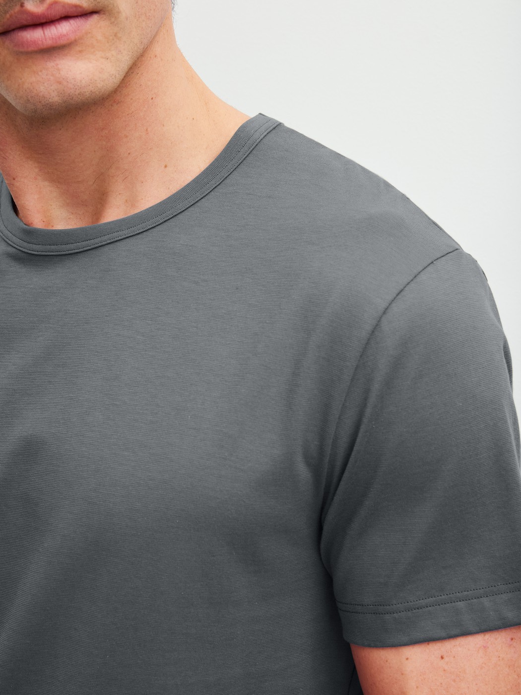 Men model is wearing Short-sleeved shirt made of 100% Cotton in Grey, Unicoloured from the RMX Sleep Leisure series by CALIDA, Detail