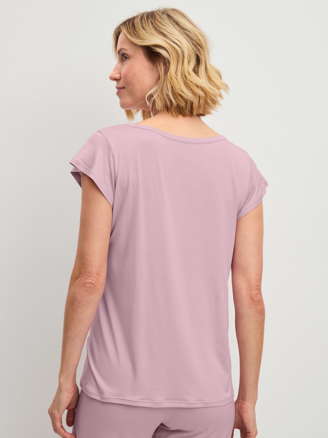 Women model is wearing Shirt short sleeve made of Modal in Purple, Unicoloured from the DSW Balancing series by CALIDA, Back view