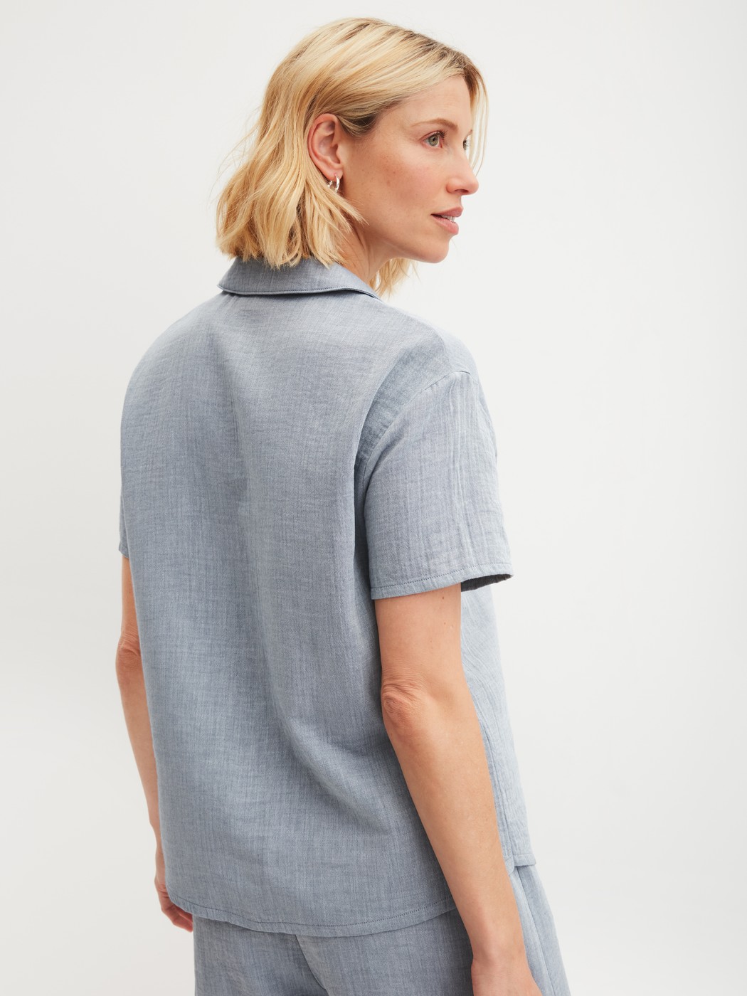 Le mannequin Femme porte le/la Chemise à manches courtes avec boutons en 100% coton de couleur Bleu, Unicolore, de la série Favourites Tiles de CALIDA, Vue arrière