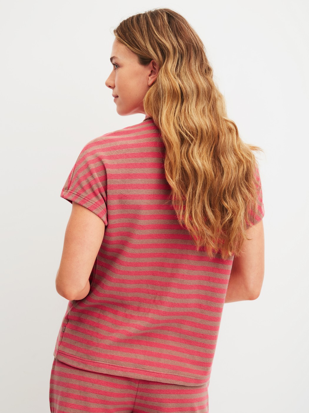 La modella / Il modello Donna indossa Maglietta a maniche corte con bottoni in spugna in Cotone di colore Marrone, A righe, della serie Lounge Stripe di CALIDA, Vista posteriore