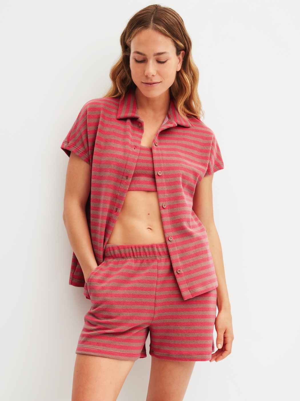 La modella / Il modello Donna indossa Maglietta a maniche corte con bottoni in spugna in Cotone di colore Marrone, A righe, della serie Lounge Stripe di CALIDA, Abbigliamento