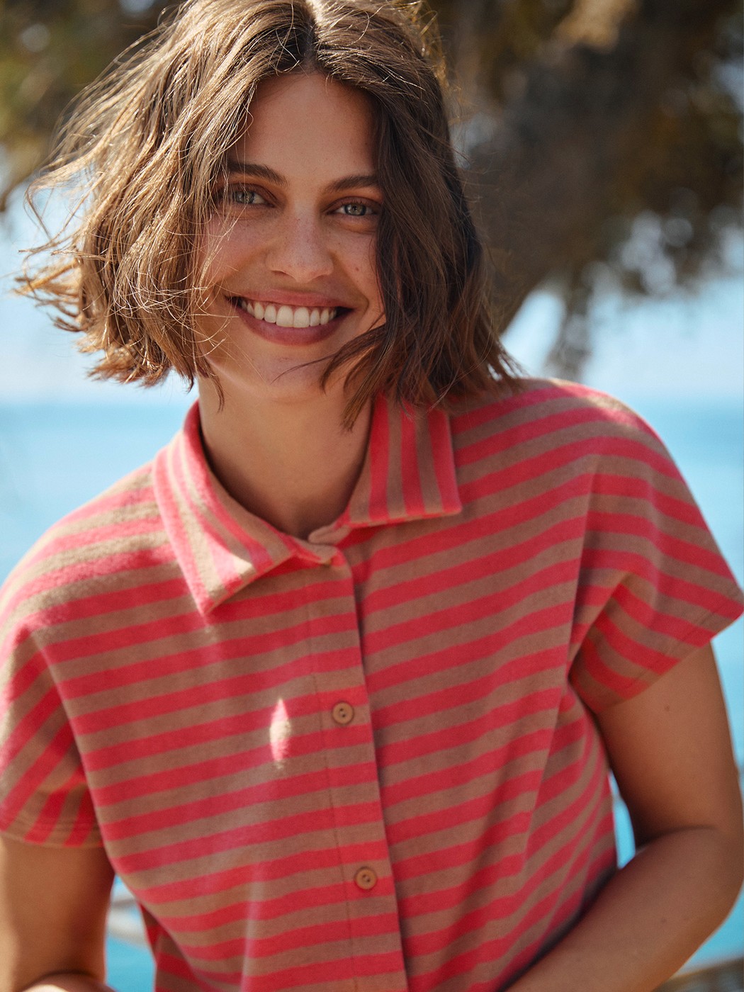 La modella / Il modello Donna indossa Maglietta a maniche corte con bottoni in spugna in Cotone di colore Marrone, A righe, della serie Lounge Stripe di CALIDA, Immagine aggiuntiva