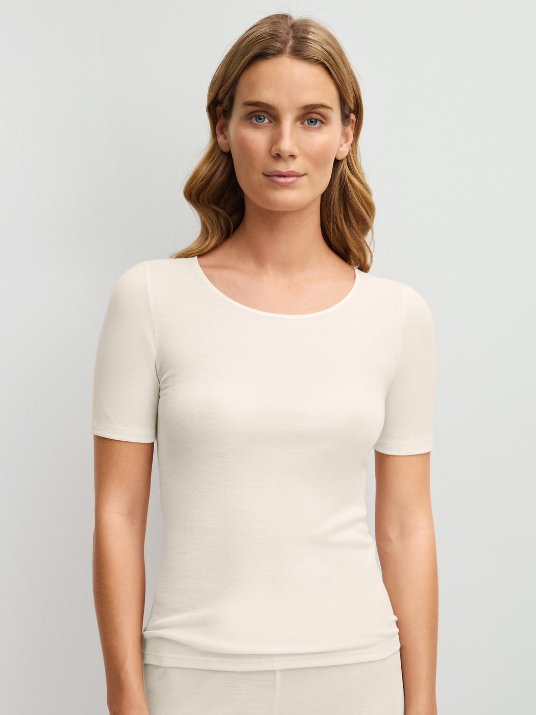 Damen-Model trägt Kurzarm-Shirt aus Wolle-Seide aus Wolle in Beige, Einfarbig aus Serie True Confidence von CALIDA, Vorderansicht