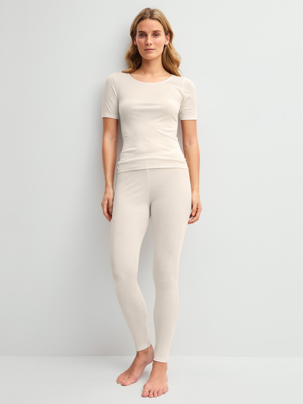 Damen-Model trägt Kurzarm-Shirt aus Wolle-Seide aus Wolle in Beige, Einfarbig aus Serie True Confidence von CALIDA, Outfit