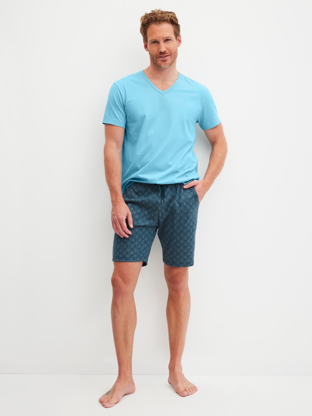 Herren-Model trägt Kurzarm-Shirt aus 100% Baumwolle in Blau, Einfarbig aus Serie RMX Sleep Leisure von CALIDA, Outfit