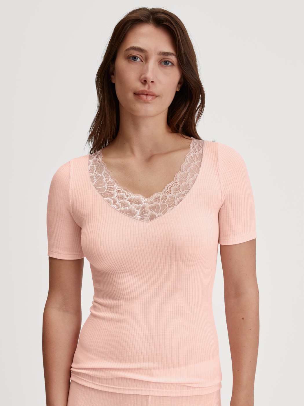 Damen-Model trägt Kurzarm-Shirt aus Wolle-Seide aus Wolle in Rosa, Spitze aus Serie Silky Wool Joy von CALIDA, Vorderansicht