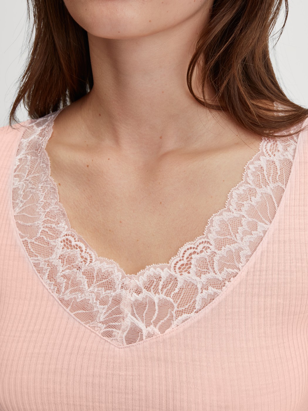 Damen-Model trägt Kurzarm-Shirt aus Wolle-Seide aus Wolle in Rosa, Spitze aus Serie Silky Wool Joy von CALIDA, Detail