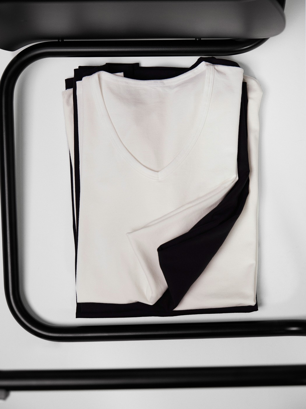 Herren - V-Shirt, 2-Pack aus Baumwolle in Weiß, Einfarbig aus Serie Natural Benefit von CALIDA, Detail