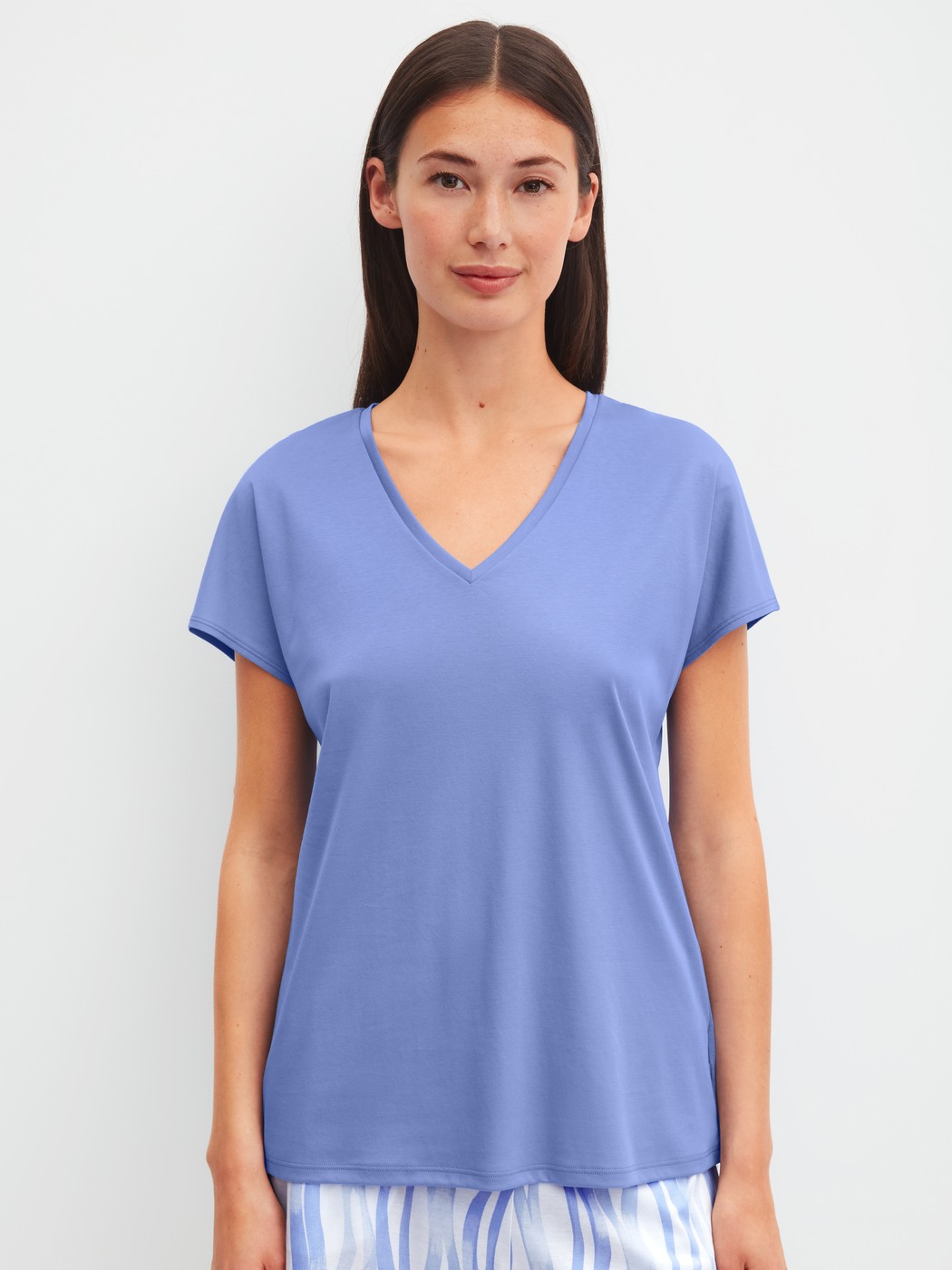 Le mannequin Femme porte le/la T-shirt à manches courtes et col en V en Coton de couleur Bleu, Unicolore, de la série Favourites Ocean de CALIDA, Vue de face