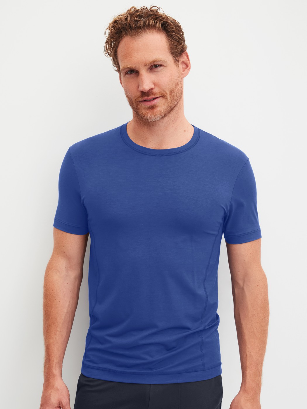 Herren-Model trägt Kurzarm-Shirt aus Modal in Blau, Einfarbig aus Serie DSW Balancing von CALIDA, Vorderansicht