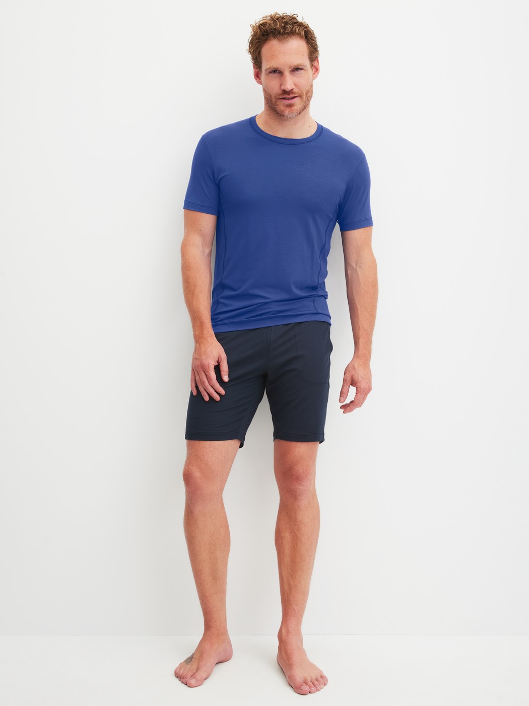 Herren-Model trägt Kurzarm-Shirt aus Modal in Blau, Einfarbig aus Serie DSW Balancing von CALIDA, Outfit