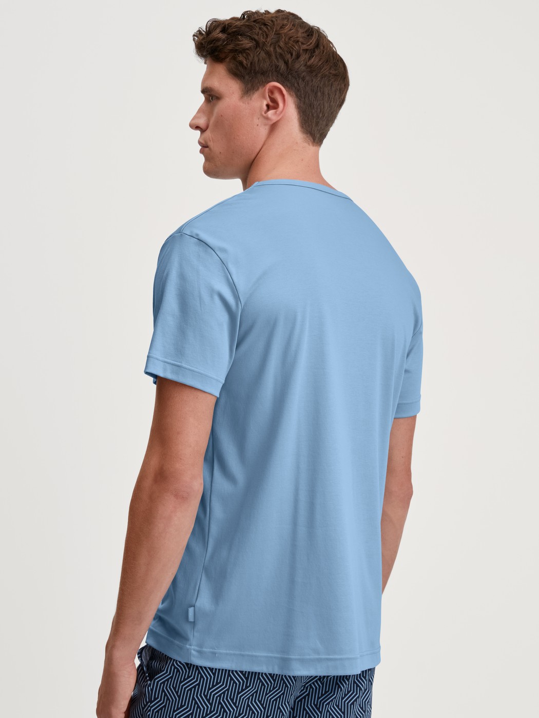 Men model is wearing Short-sleeved shirt made of Cotton in Blue, Unicoloured from the RMX Sleep Free series by CALIDA, Back view