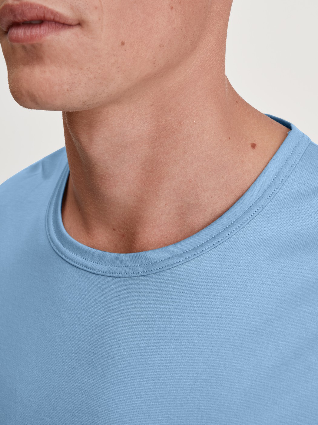 Men model is wearing Short-sleeved shirt made of Cotton in Blue, Unicoloured from the RMX Sleep Free series by CALIDA, Detail