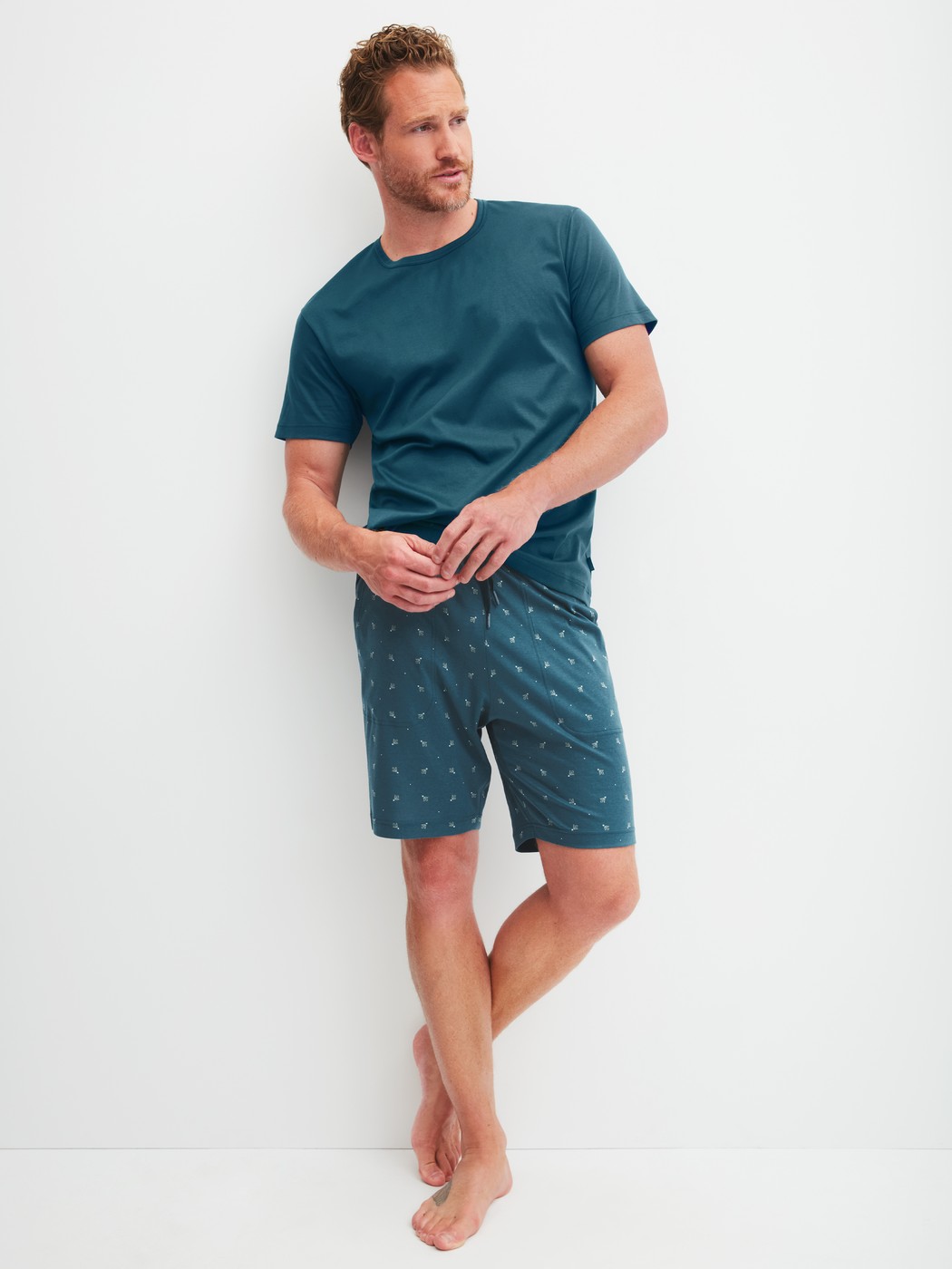 Herren-Model trägt Kurzarm-Shirt aus Pima® Baumwolle in Türkis, Einfarbig aus Serie RMX Sleep Free von CALIDA, Outfit