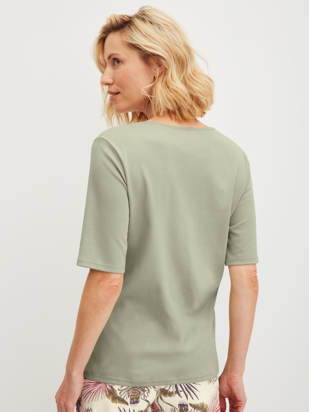 Le mannequin Femme porte le/la T-shirt à manches courtes en 100% coton de couleur Vert, Unicolore, de la série Favourites Arts de CALIDA, Vue arrière