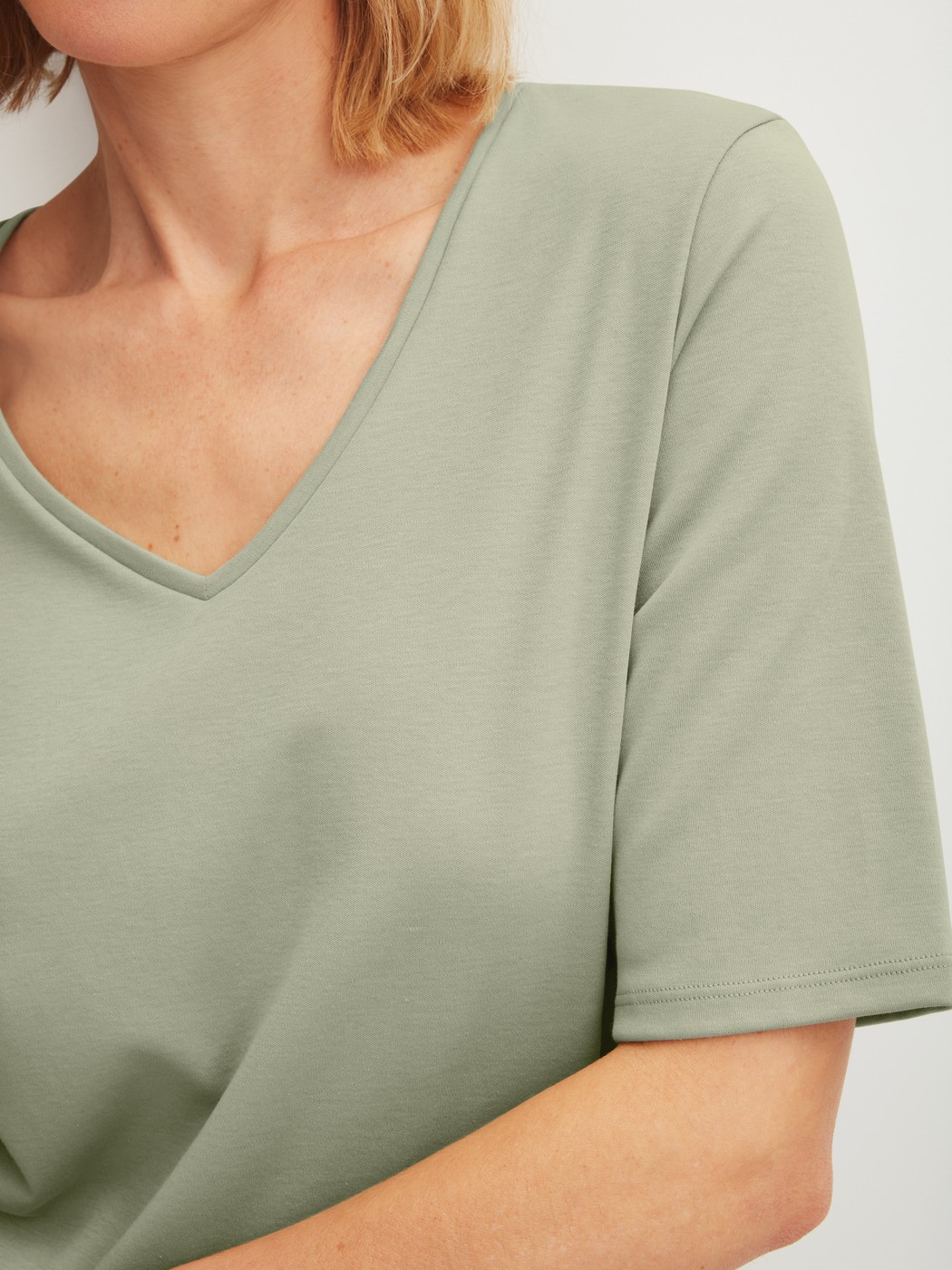Le mannequin Femme porte le/la T-shirt à manches courtes en 100% coton de couleur Vert, Unicolore, de la série Favourites Arts de CALIDA, Détail