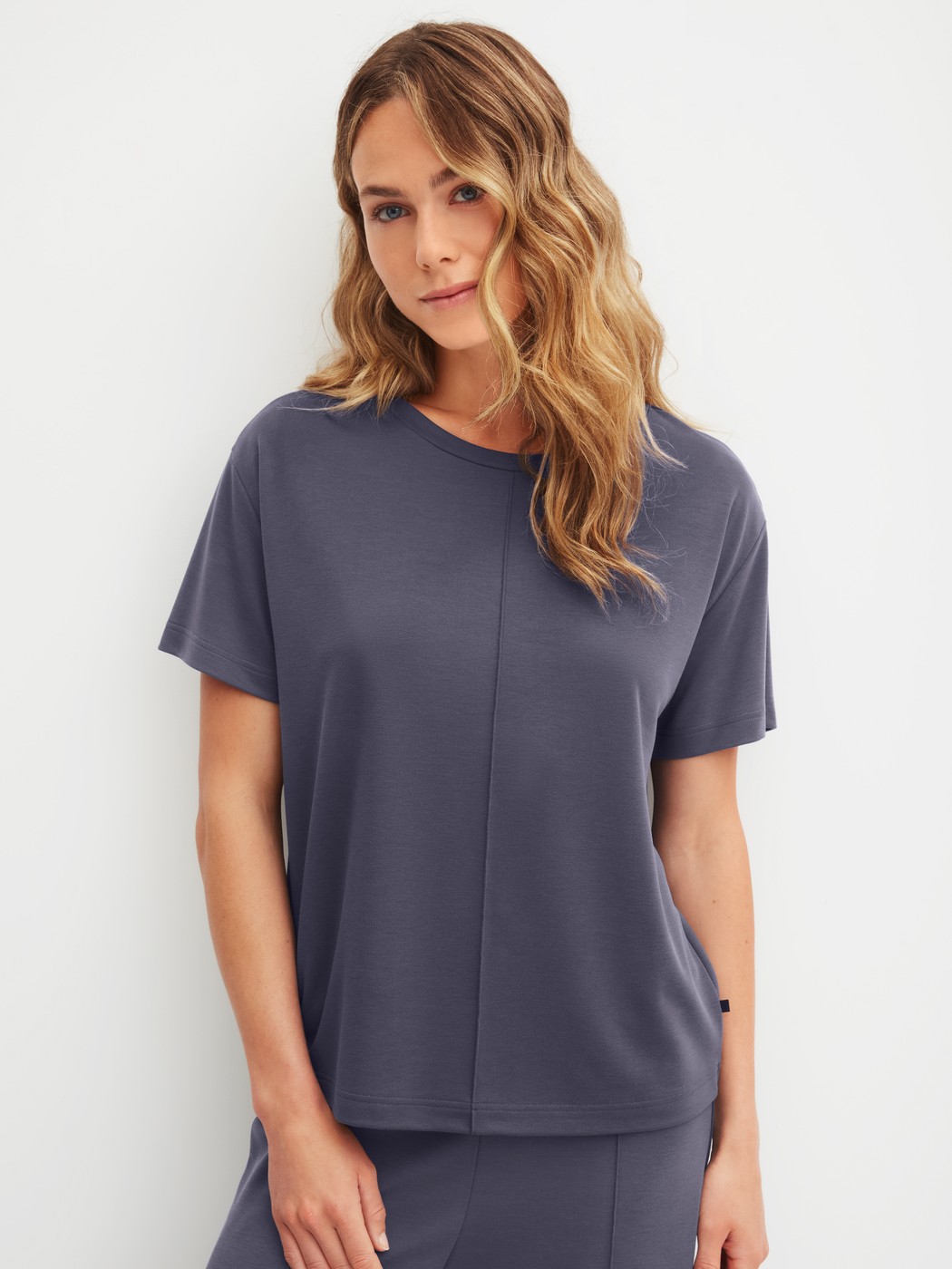 Le mannequin Femme porte le/la T-shirt à manches courtes en Modal de couleur Bleu, Unicolore, de la série Natural Loungewear de CALIDA, Vue de face