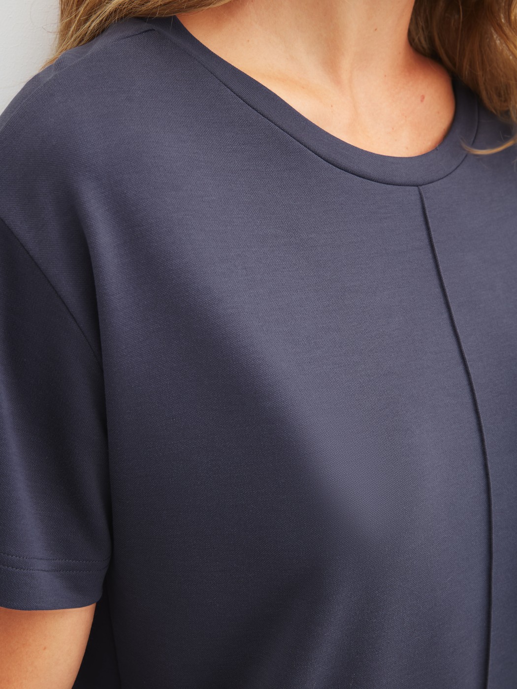 Le mannequin Femme porte le/la T-shirt à manches courtes en Modal de couleur Bleu, Unicolore, de la série Natural Loungewear de CALIDA, Détail