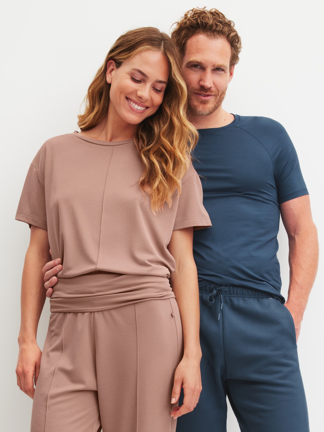 Le mannequin Femme porte le/la T-shirt à manches courtes en Modal de couleur Marron, Unicolore, de la série Natural Loungewear de CALIDA, Image supplémentaire
