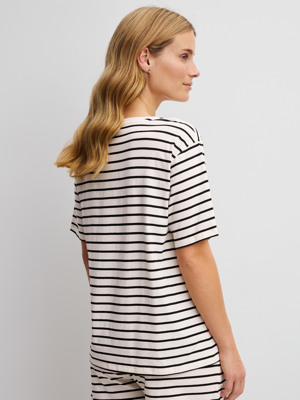 Le mannequin Femme porte le/la T-shirt à manches courtes en Viscose de couleur Beige, Rayée, de la série Favourites Layering de CALIDA, Vue arrière