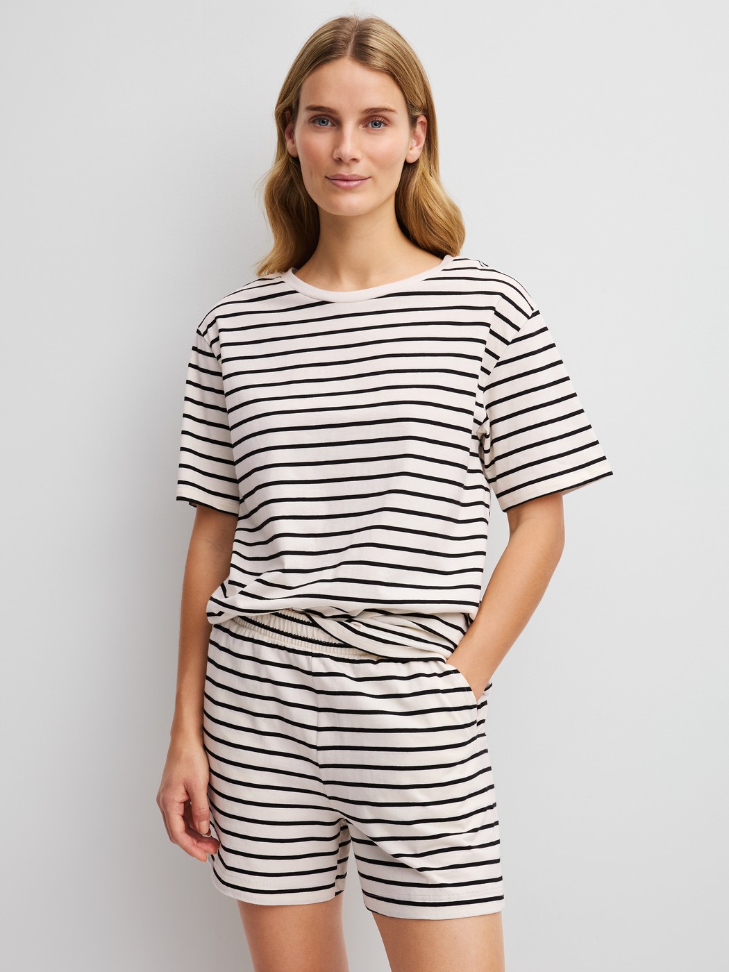 Le mannequin Femme porte le/la T-shirt à manches courtes en Viscose de couleur Beige, Rayée, de la série Favourites Layering de CALIDA, Tenue