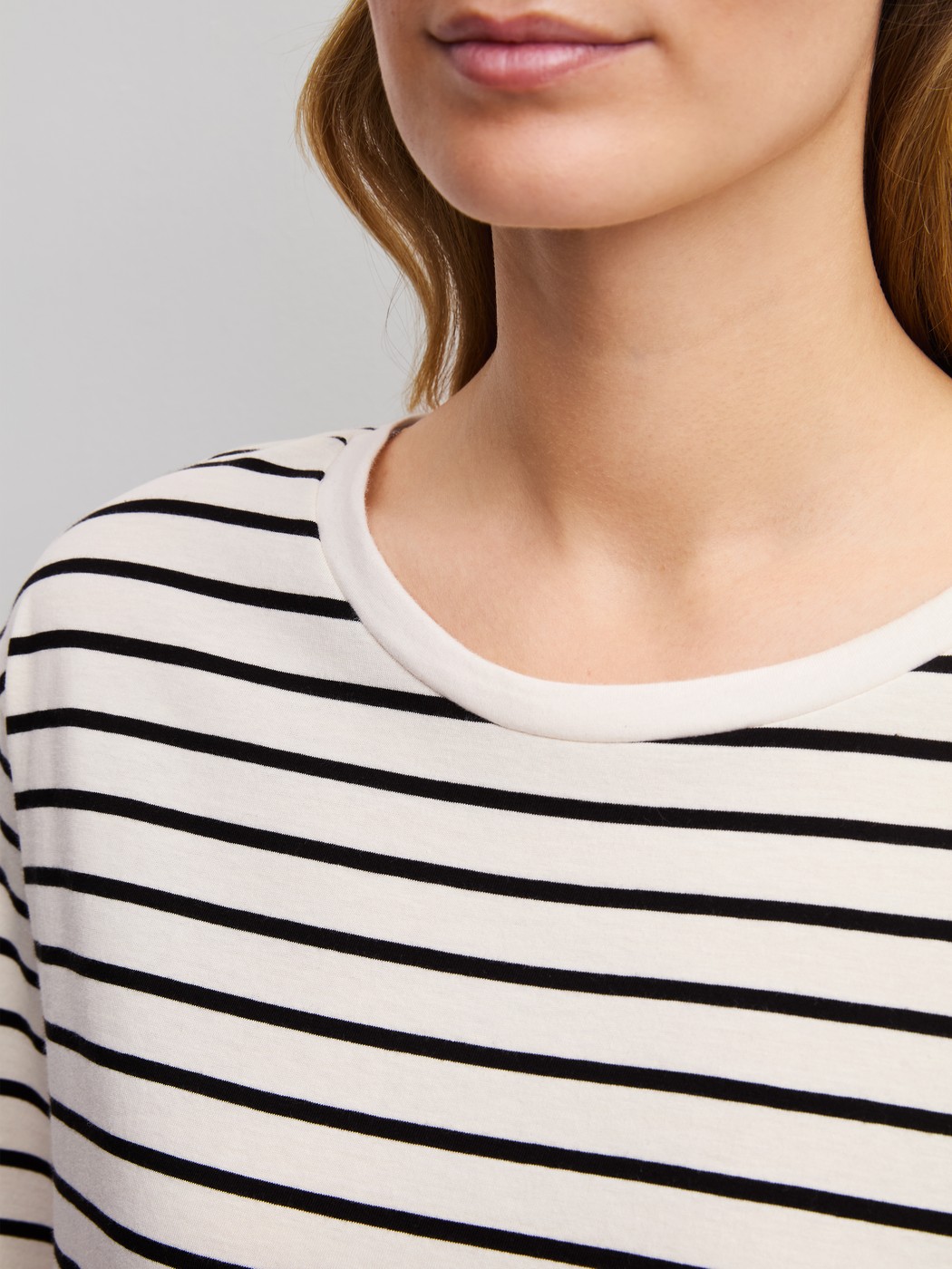 Le mannequin Femme porte le/la T-shirt à manches courtes en Viscose de couleur Beige, Rayée, de la série Favourites Layering de CALIDA, Détail