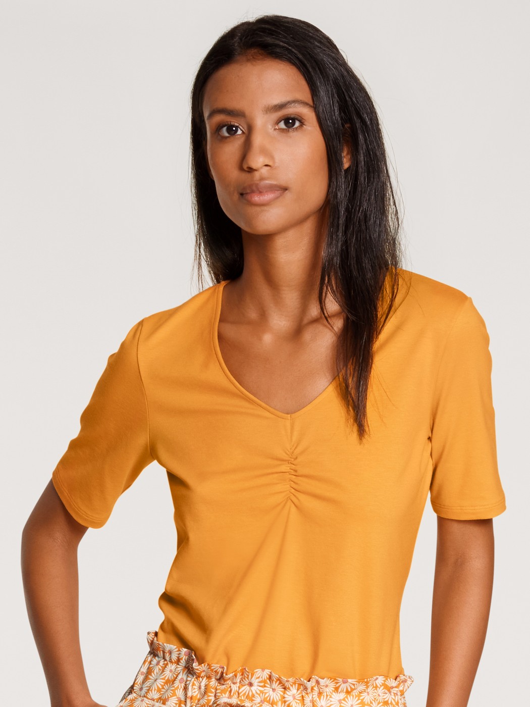 Damen-Model trägt Kurzarm-Shirt aus Baumwolle in Gelb, Einfarbig aus Serie Favourites Sunflower von CALIDA, Vorderansicht