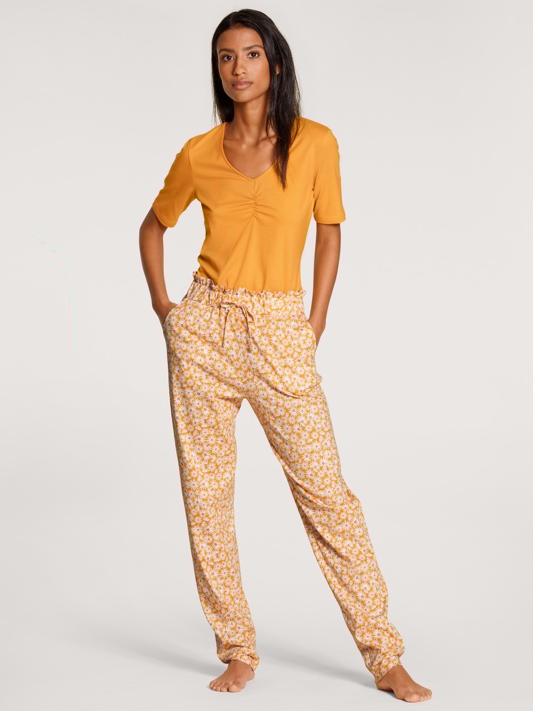 Damen-Model trägt Kurzarm-Shirt aus Baumwolle in Gelb, Einfarbig aus Serie Favourites Sunflower von CALIDA, Vorderansicht, Outfit