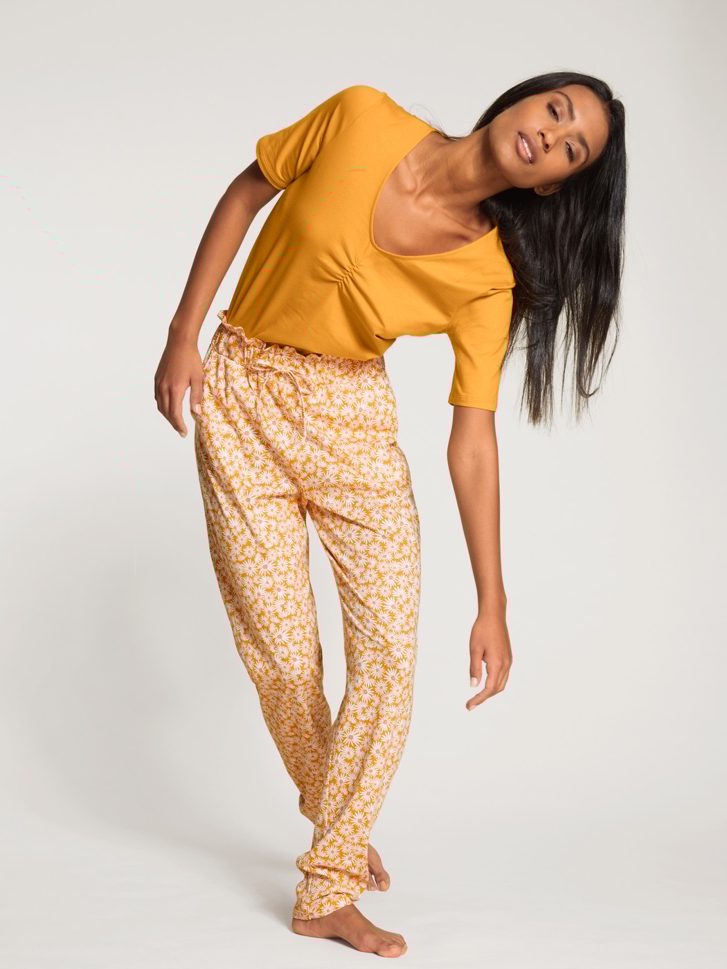 Damen-Model trägt Kurzarm-Shirt aus Baumwolle in Gelb, Einfarbig aus Serie Favourites Sunflower von CALIDA