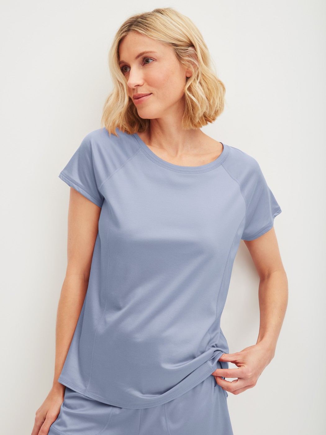 Damen-Model trägt Kurzarm-Shirt aus Lyocell in Blau, Einfarbig aus Serie DSW Cooling von CALIDA, Vorderansicht